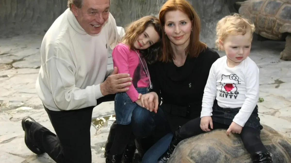 Ivana Gottová, Charlotte Ella Gottová, Nelly Sofie Gottová, Karel Gott Dvě želvy obrovské se 14. 2. 2010 křtily v pražské zoo.