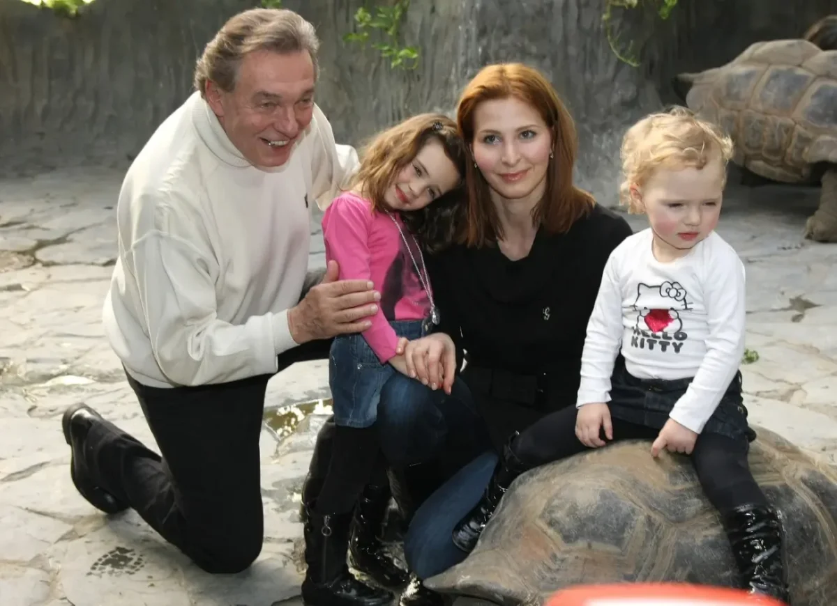Ivana Gottová, Charlotte Ella Gottová, Nelly Sofie Gottová, Karel Gott Dvě želvy obrovské se 14. 2. 2010 křtily v pražské zoo.