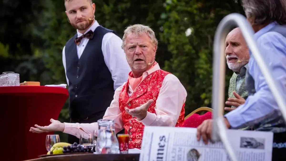 Maroš Kramár sedí v kočáru a tváří se šokovaně