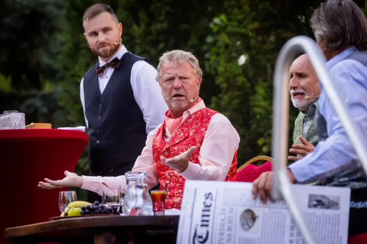 Maroš Kramár sedí v kočáru a tváří se šokovaně