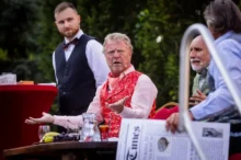 Maroš Kramár sedí v kočáru a tváří se šokovaně