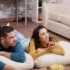 pár sleduje televizi