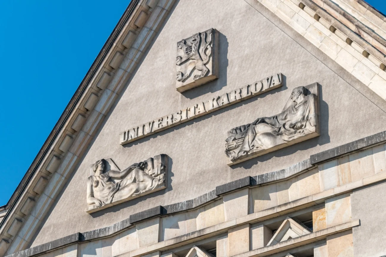Pelíšky se natáčely i na jedné z fakult Univerzity Karlovy. Zdroj: Shutterstock | TVGURU.cz Fakulta Univerzity Karlovy.