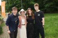 Herci ze seriálu ZOO Nové začátky pózují v parku na fotku.