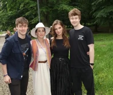 Herci ze seriálu ZOO Nové začátky pózují v parku na fotku.