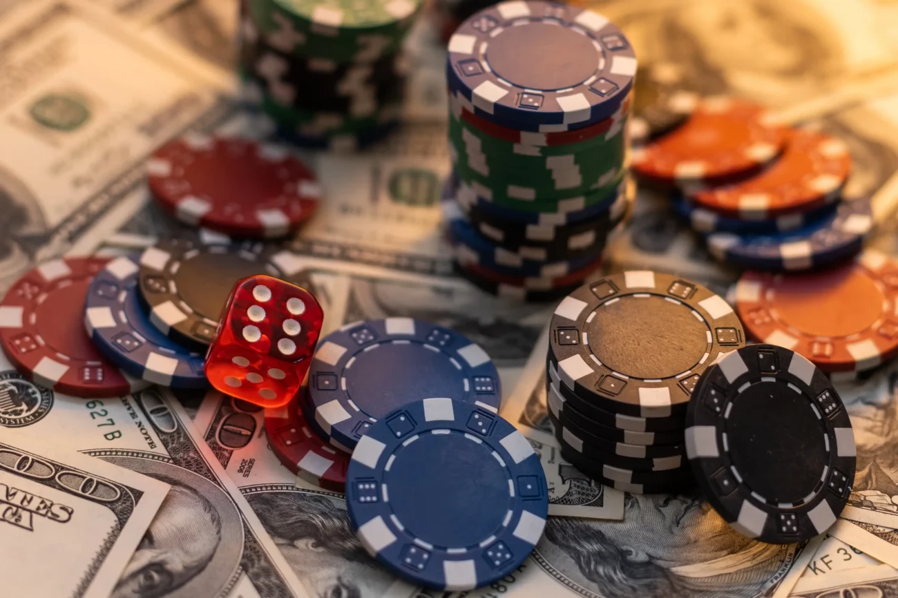 shutterstock_2168838141-2 | TVGURU.cz Na hromadě leží žetony a peníze vyhrané v casinu.