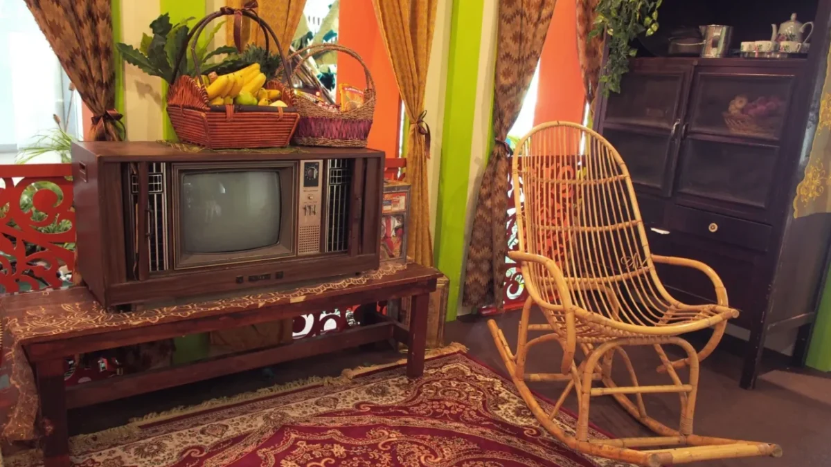 retro obývák s dřevěným houpacím křeslem a televizí