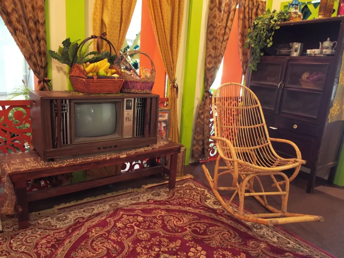 retro obývák s dřevěným houpacím křeslem a televizí