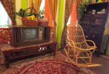 retro obývák s dřevěným houpacím křeslem a televizí