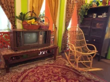 retro obývák s dřevěným houpacím křeslem a televizí