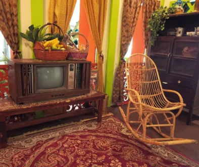 retro obývák s dřevěným houpacím křeslem a televizí