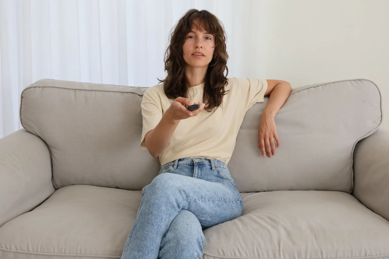 Shutterstock_2667293685 | TVGURU.cz žena zapíná televizi