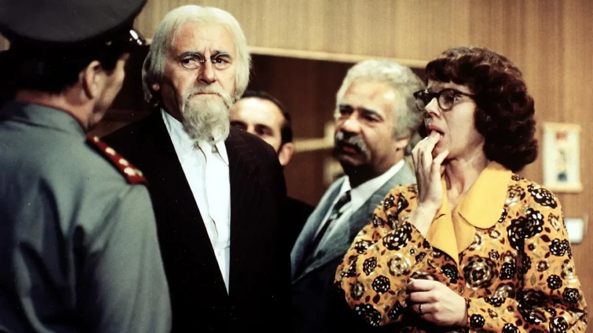 Jiří Sovák je na fotce s ostatními herci z filmu Což takhle dát si špenát.
