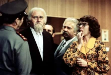 Jiří Sovák je na fotce s ostatními herci z filmu Což takhle dát si špenát.