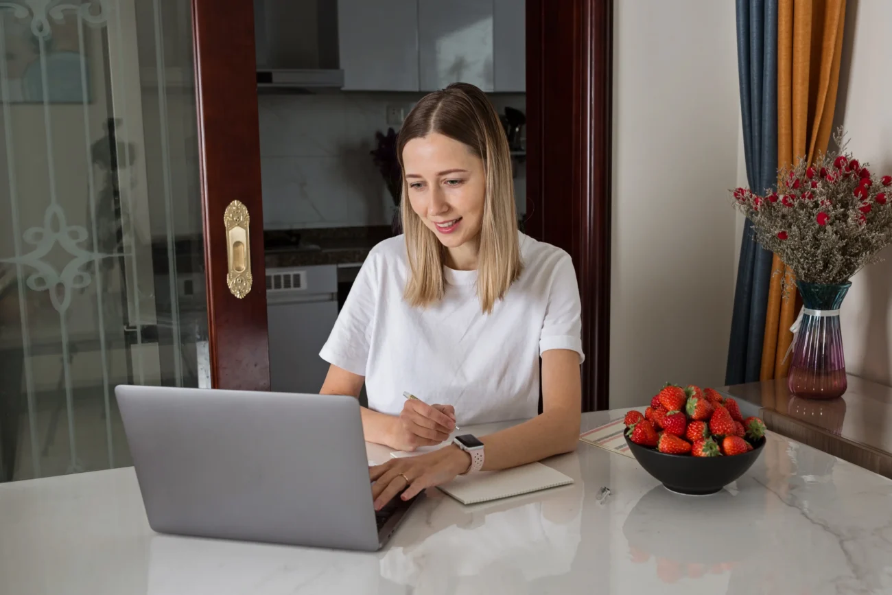 shutterstock_1962328360-2 | TVGURU.cz Žena sedí u notebooku.