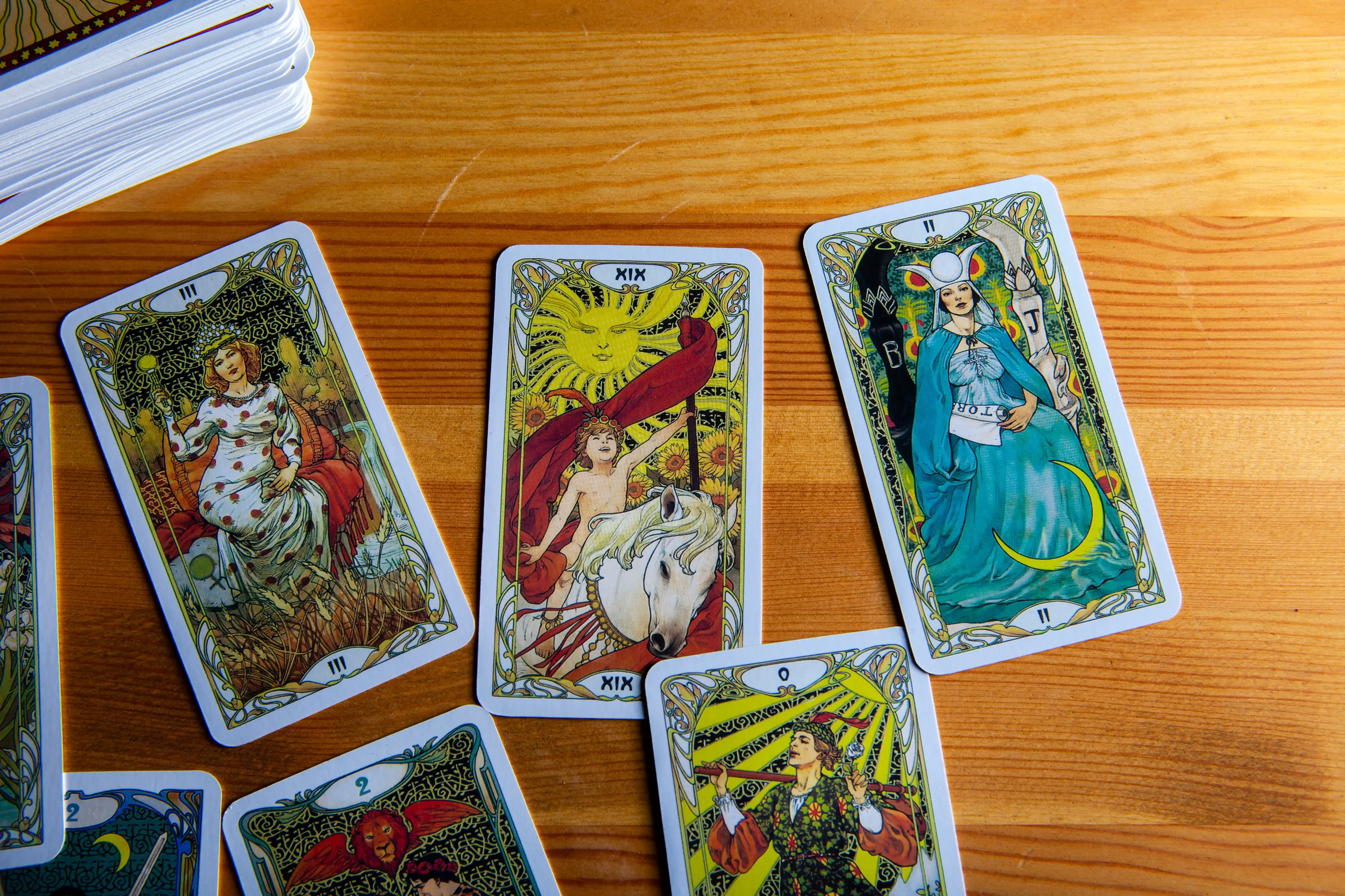 Na stole leží několik karet.