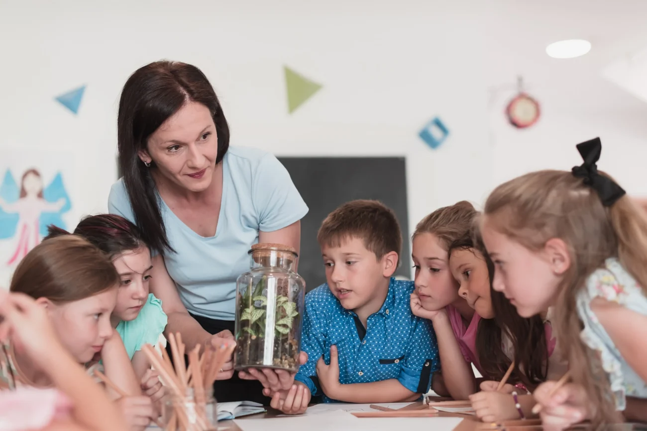 shutterstock_2192051785-min | TVGURU.cz žena vysvětluje dětem