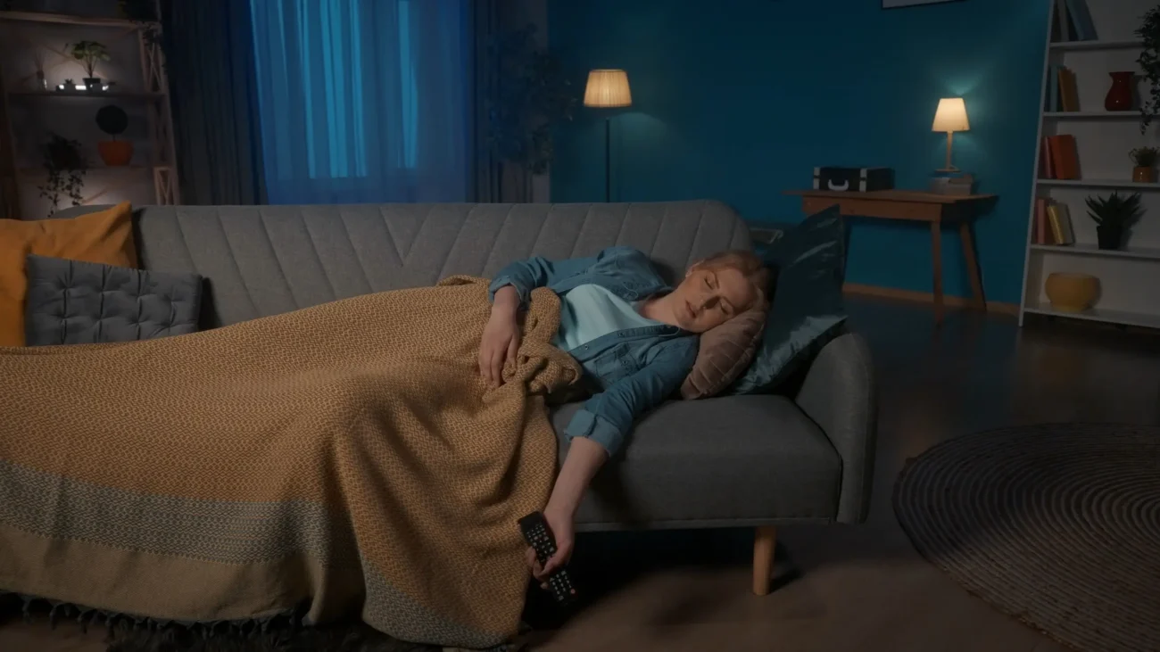 Žena na gauči.