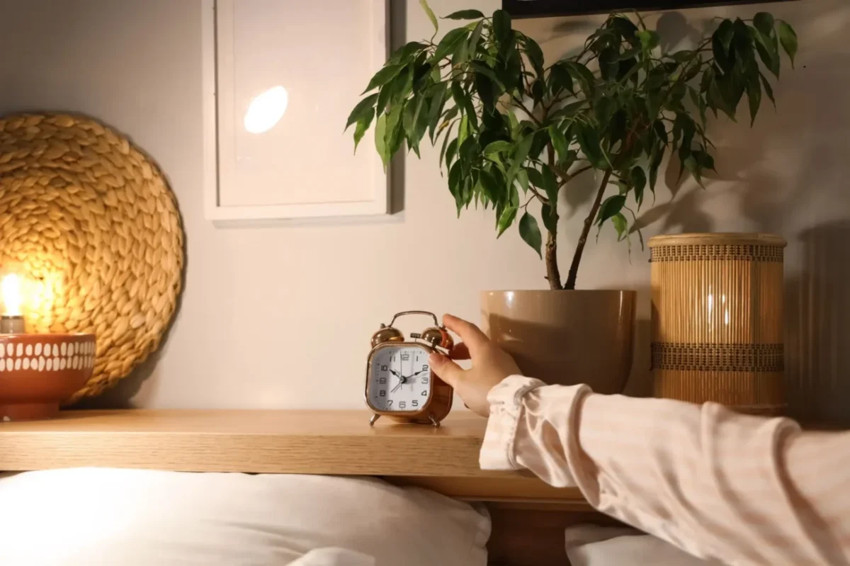 Retro budík se dvěma velkými zvonky