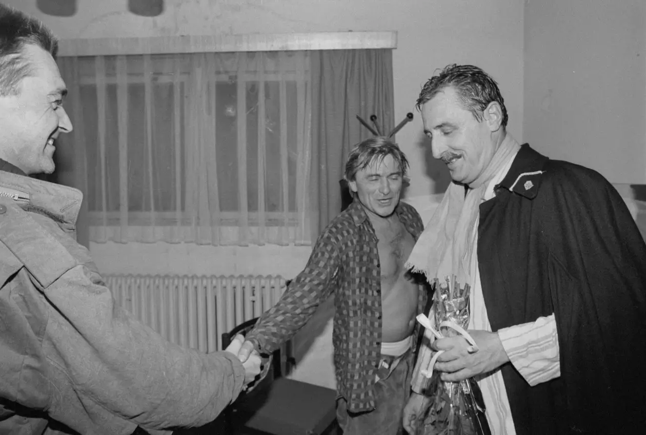 Černobílá fotografie českých herců.