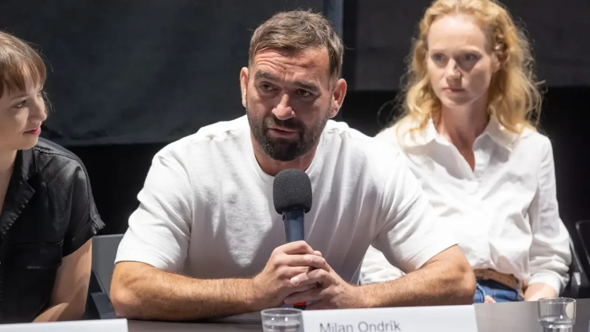 Fotografie z tiskové konference ke slovenskému filmu Otec s hlavním hercem