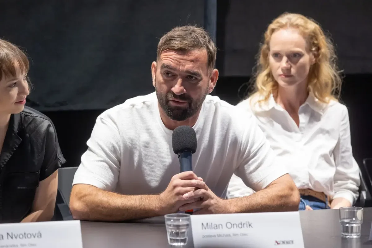 Fotografie z tiskové konference ke slovenskému filmu Otec s hlavním hercem