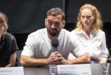 Fotografie z tiskové konference ke slovenskému filmu Otec s hlavním hercem