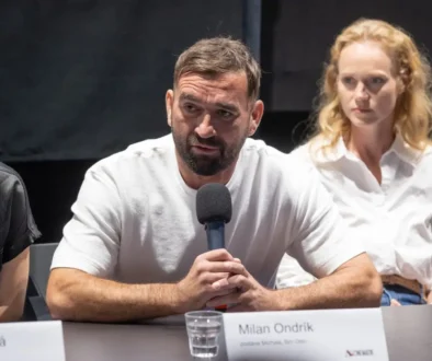 Fotografie z tiskové konference ke slovenskému filmu Otec s hlavním hercem