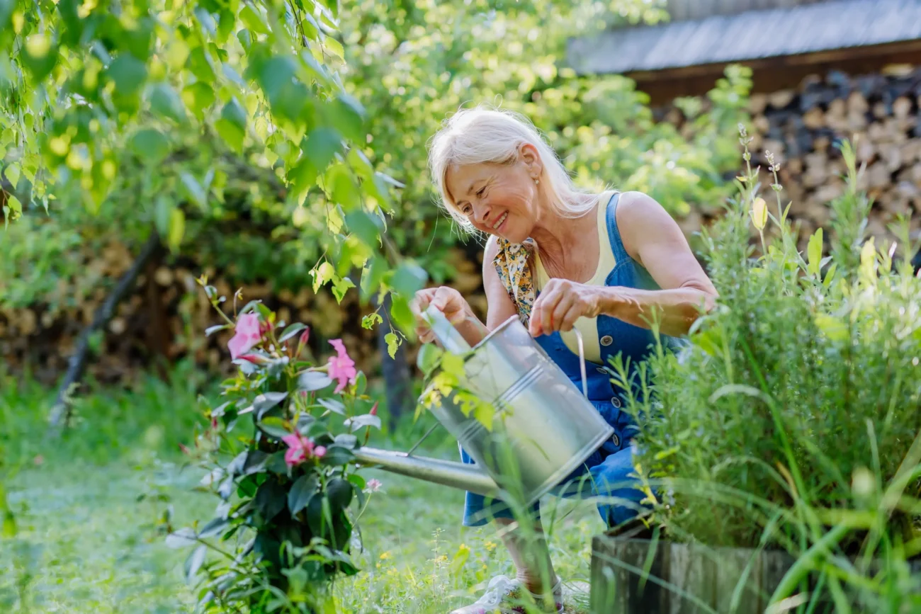 Bylinky jsou tím, co vám pomůže vypořádat se s minulostí. Zdroj: Shutterstock | TVGURU.cz Žena zalévající bylinky.