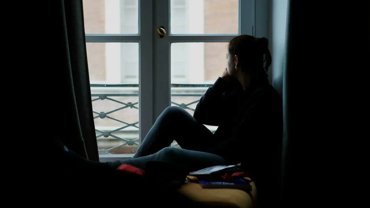 Někteří lidé budou během podzimu cítit melancholii. Zdroj: Shutterstock | TVGURU.cz Žena dívající se z okna.