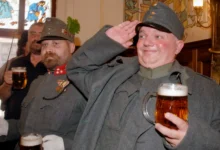 muž oblečený jako dobrý voják Švejk v hospodě