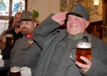 muž oblečený jako dobrý voják Švejk v hospodě