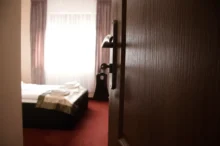 otevřené dveře do ložnice