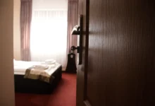 otevřené dveře do ložnice