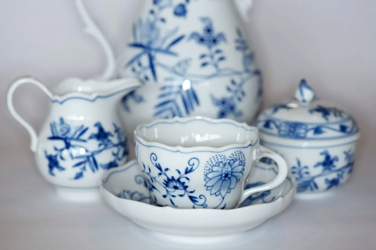 Shutterstock_413330152 | TVGURU.cz nádobí cibulák, porcelán