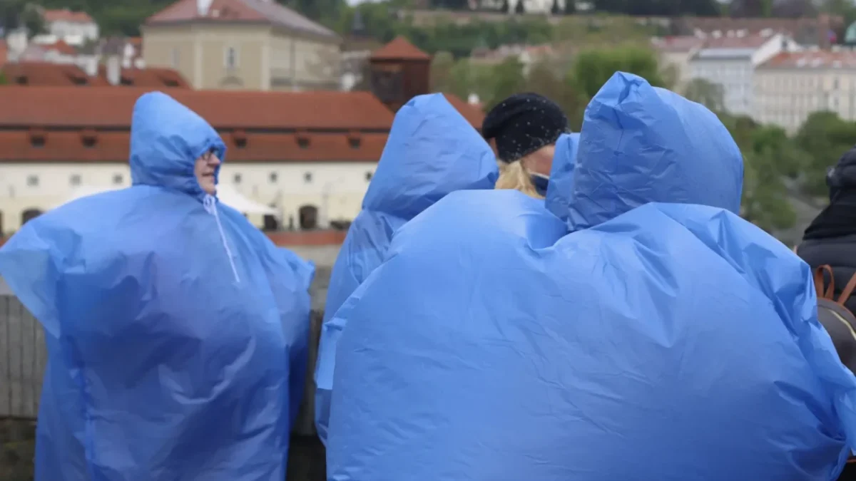 lidé s pláštěnkami