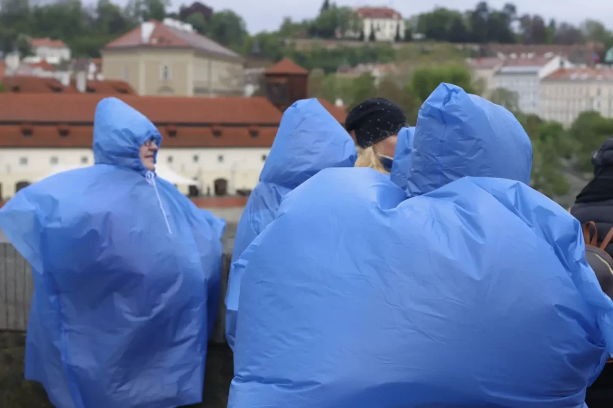 lidé s pláštěnkami