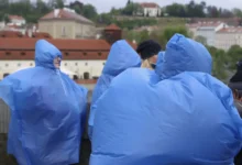 lidé s pláštěnkami
