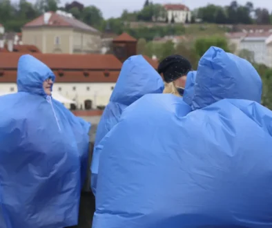 lidé s pláštěnkami