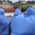 lidé s pláštěnkami