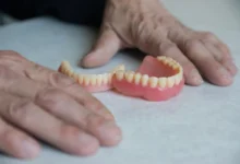 zubní protéza na stole