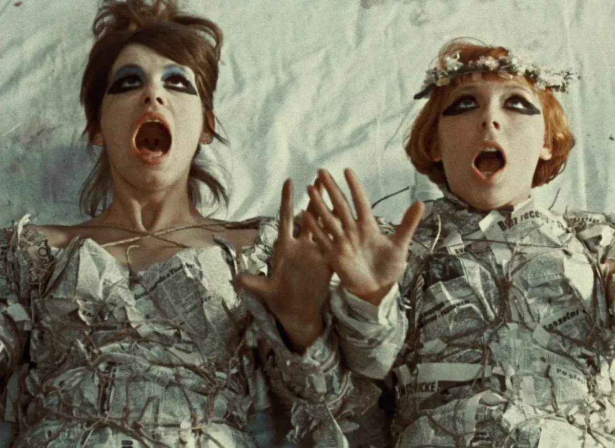 momentka z filmu Sedmikrásky