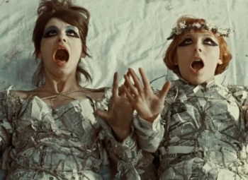 momentka z filmu Sedmikrásky