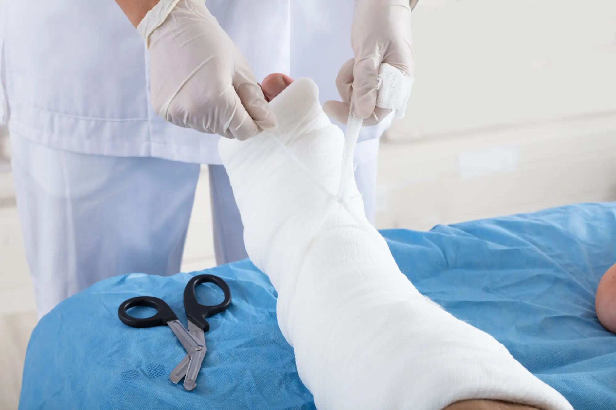 doktor někomu dává sádru na nohu