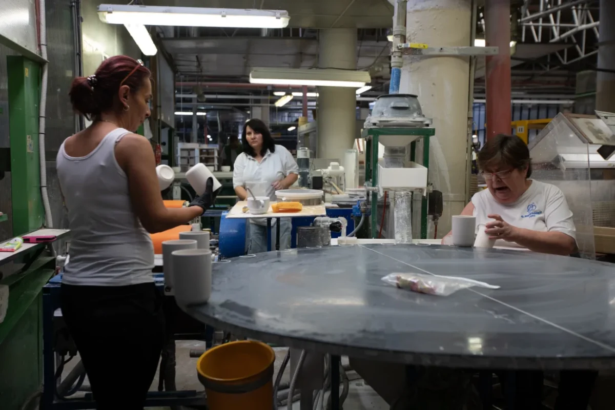 Ženy pracující kolem stolu.