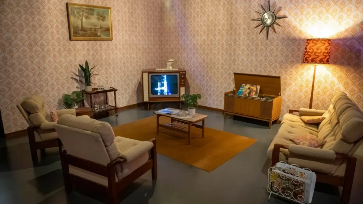 retro obývák se zapnutou televizí