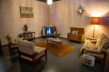 retro obývák se zapnutou televizí