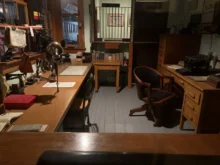 retro kancelář s dřevěným nábytkem