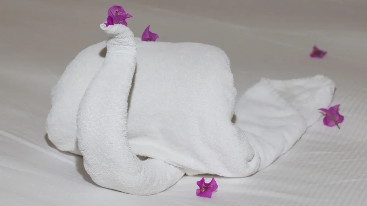 romantický ručník na posteli ve tvaru labutě