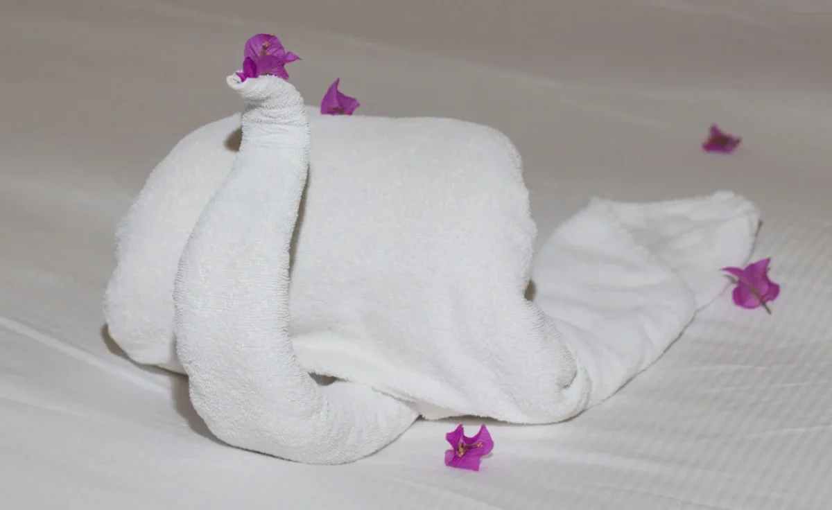 romantický ručník na posteli ve tvaru labutě